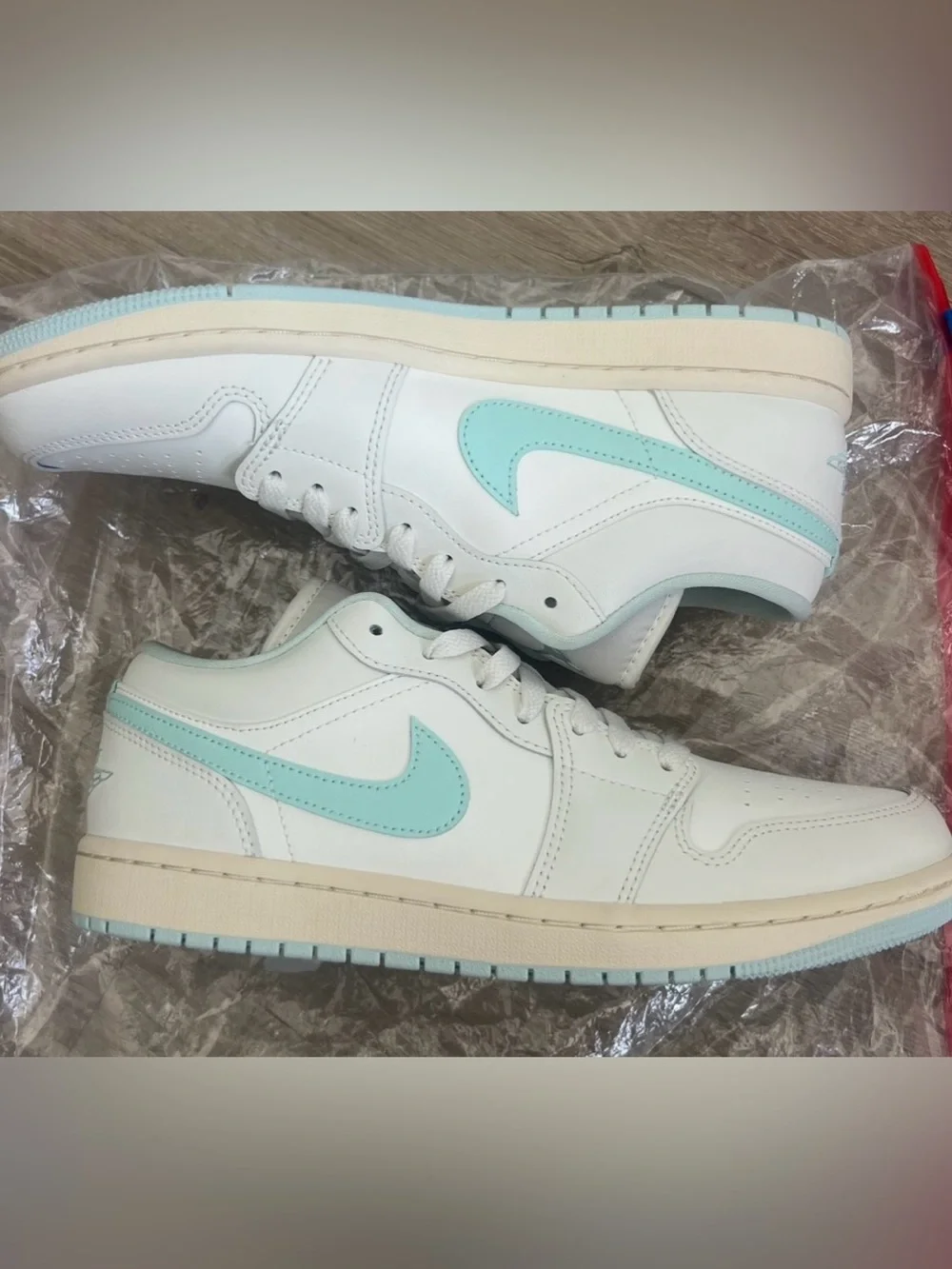 WOMEN'S Size 10/M 8.5. AIR JORDAN RETRO 1 LOW CASUAL. OFF White and Mint